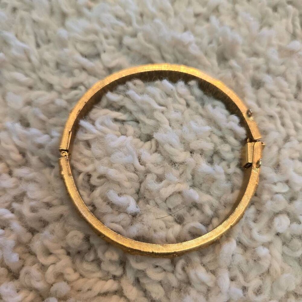 Vintage Trifari Gold Hinged Bangle Bracelet - Picture 6 of 6